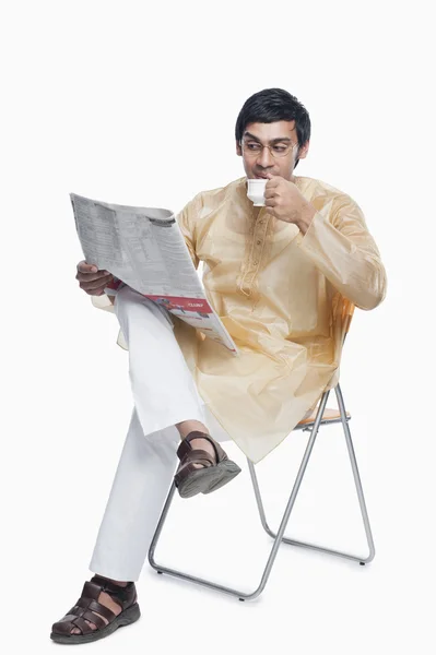 Bengali Mann beim Lesen einer Zeitung — Stockfoto