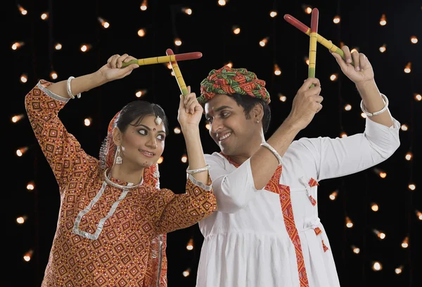 Casal realizando Dandiya Raas em Navratri — Fotografia de Stock