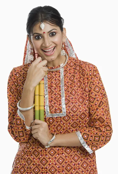 Donna che tiene una Dandiya a Navratri — Foto Stock
