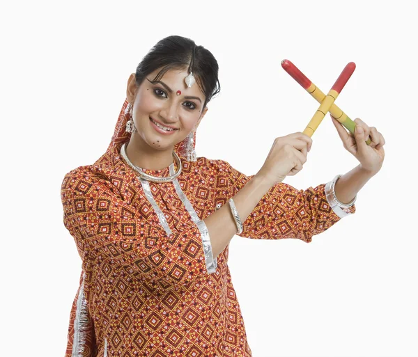 Mulher realizando Dandiya Raas em Navratri — Fotografia de Stock