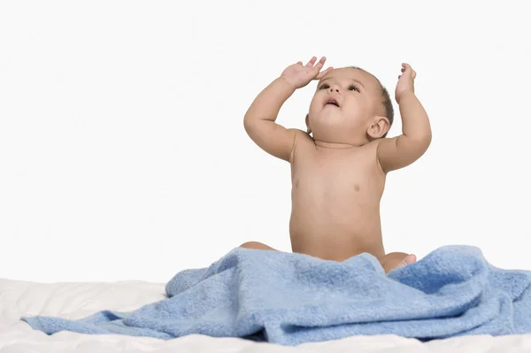 Menino brincando com uma toalha — Fotografia de Stock