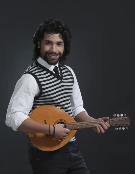 Músico tocando un laúd — Foto de Stock