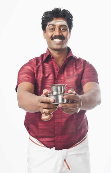 Hombre sosteniendo un vaso de té — Foto de Stock