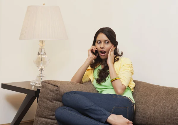 Mulher fofocando em um telefone celular — Fotografia de Stock