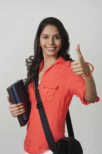 Mujer mostrando pulgares hacia arriba signo — Foto de Stock