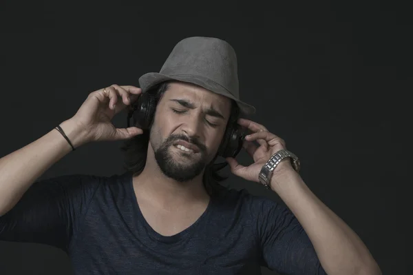 Hombre escuchando auriculares — Foto de Stock