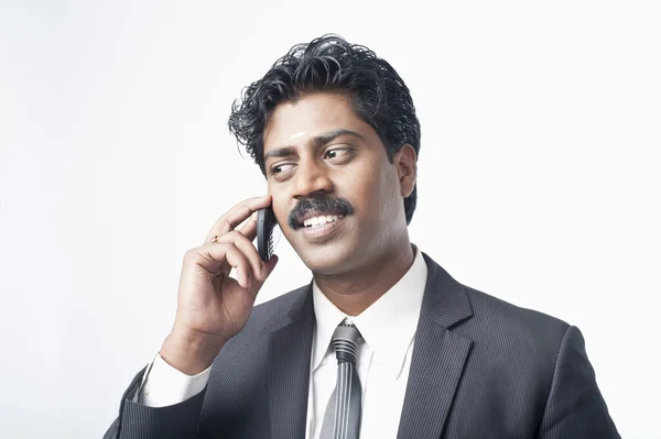 Empresário falando em um telefone celular — Fotografia de Stock
