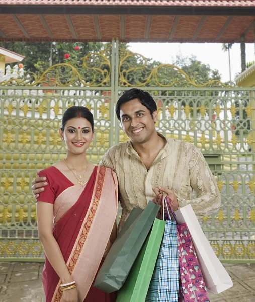 Bengali couple carrying shopping bags — Stock Photo, Image