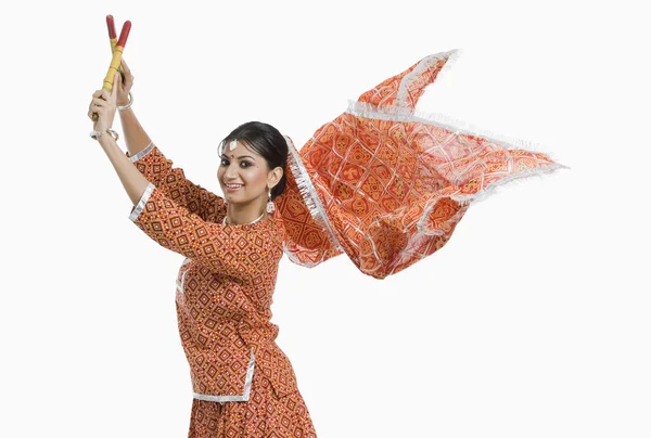 Woman performing Dandiya Raas at Navratri — Stock Photo, Image