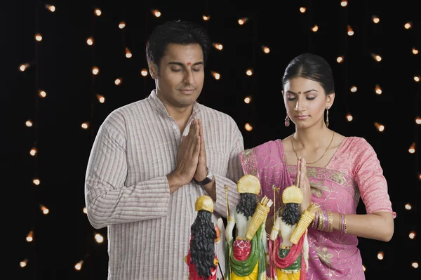 Casal rezando em Diwali — Fotografia de Stock