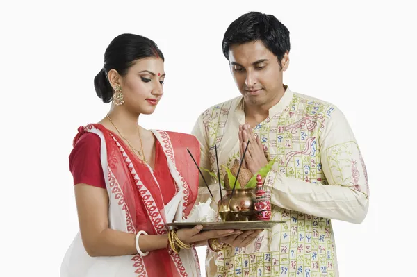 Bengali couple praying — Stock Photo, Image