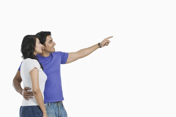 Muž stojí se svou ženou a polohovací — Stock fotografie