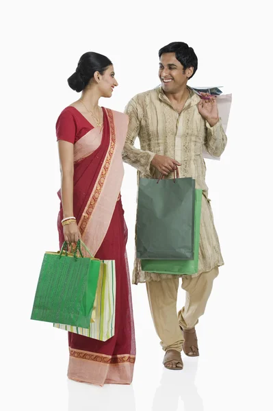 Couple bengali portant des sacs à provisions — Photo