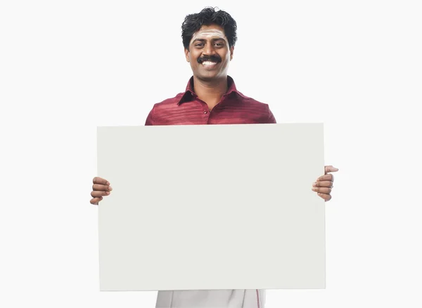 Hombre sosteniendo un cartel en blanco — Foto de Stock
