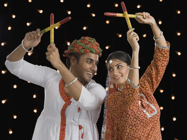 Casal realizando Dandiya Raas em Navratri — Fotografia de Stock