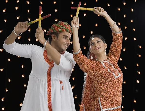 Couple performing Dandiya Raas at Navratri — Stock Photo, Image