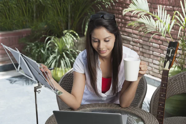 Mujer bebiendo café — Foto de Stock