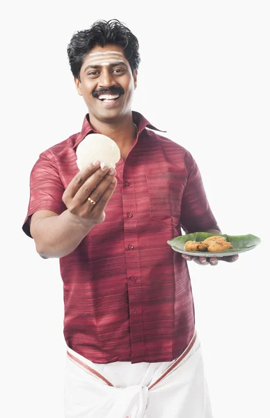 Man having idli — Stock Photo, Image