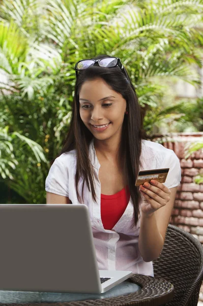 Woman shopping online — Stock Photo, Image