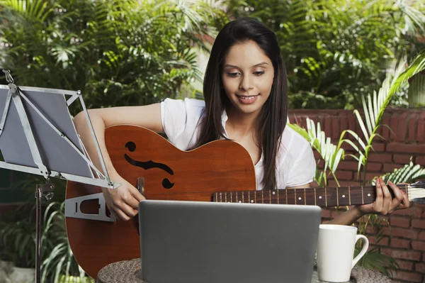 Woman playing a guitar — Stock Photo, Image