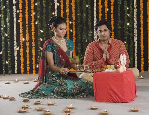 Casal rezando em Diwali — Fotografia de Stock