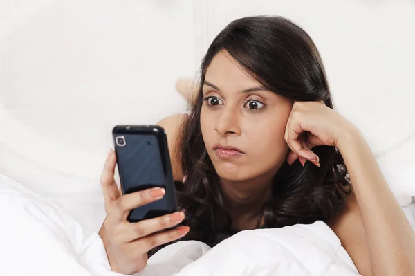 Messaggi di testo donna su un telefono cellulare — Foto Stock