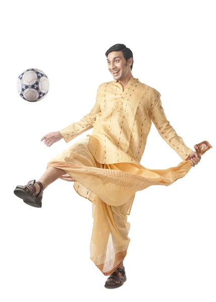 Bengálský muž hraje s fotbalovým míčem — Stock fotografie
