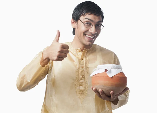 Uomo bengalese con in mano una pentola di rasgulla — Foto Stock
