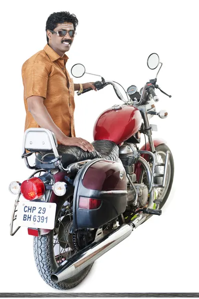 Hombre de pie cerca de una motocicleta — Foto de Stock