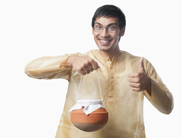 Bengali man carrying a pot of rasgulla — Stock Photo, Image