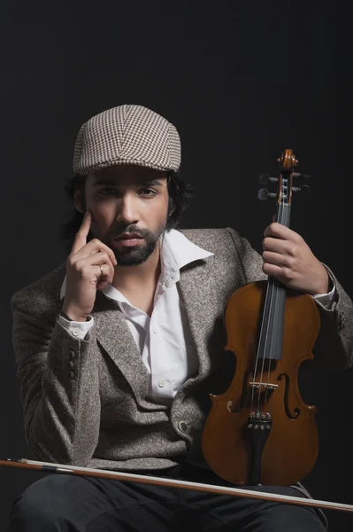 Musician holding a violin — Stock Photo, Image