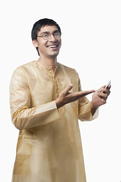 Mensajería de texto del hombre bengalí en un teléfono móvil — Foto de Stock
