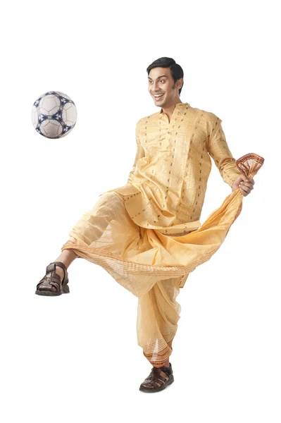 Hombre bengalí jugando con una pelota de fútbol — Foto de Stock