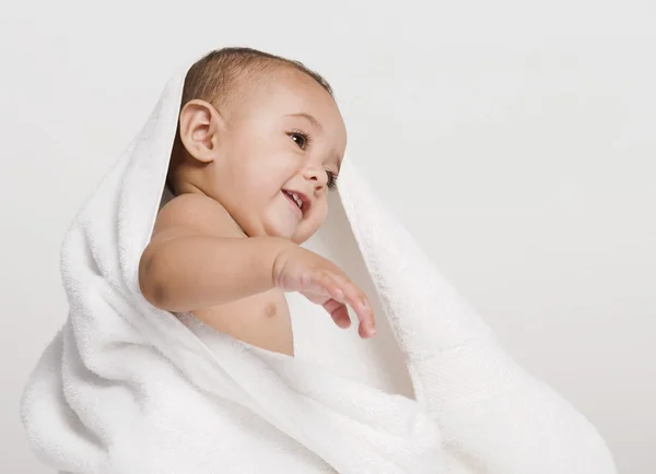 Niño jugando con una toalla — Foto de Stock