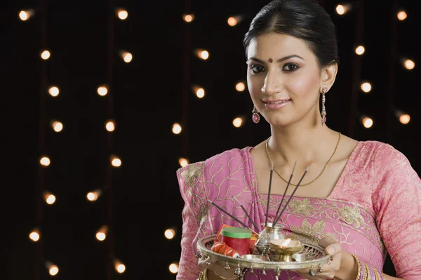 Woman holding a puja thali on Diwali — Stock Photo, Image