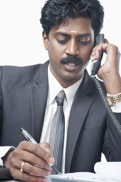 Homme d'affaires parlant sur un téléphone — Photo