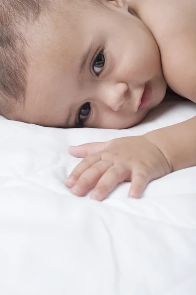 Bambino sdraiato sul letto — Foto Stock