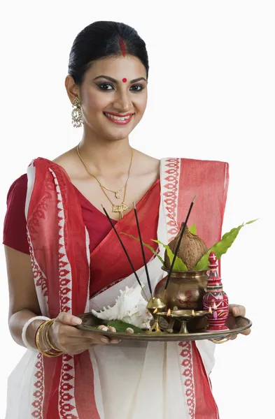 Mulher bengali segurando um puja thali — Fotografia de Stock