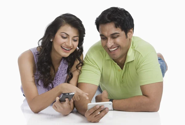 Couple text messaging — Stock Photo, Image