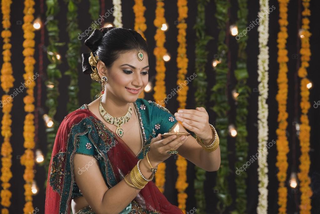 Frau hält Öllampe auf Diwali — Stockfoto © imagedb_seller ...