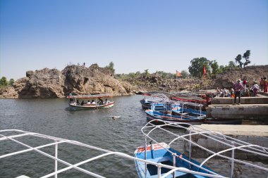 turistler, narmada nehir tekne sürme keyfi