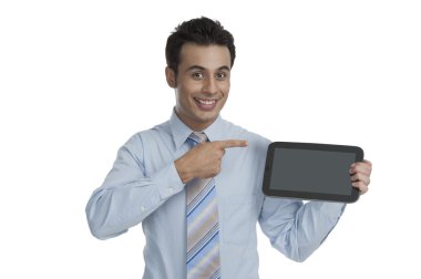 Dijital tablet doğru işaret eden işadamı