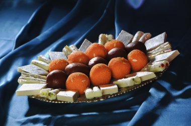 dulces tradicionales indios en un plato