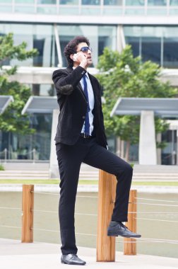 İş adamı cep telefonuyla konuşuyor.