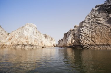 narmada Nehri yanında mermer taşlar