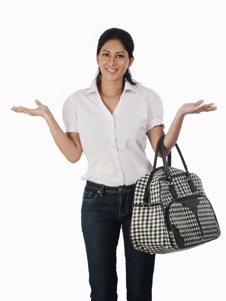 Donna che trasporta una borsa — Foto Stock