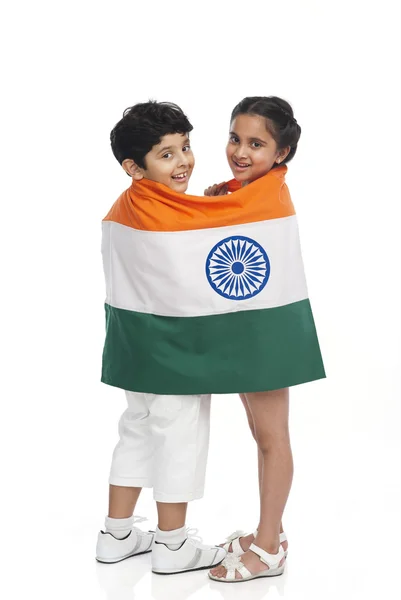 Дети под индийским флагом — стоковое фото