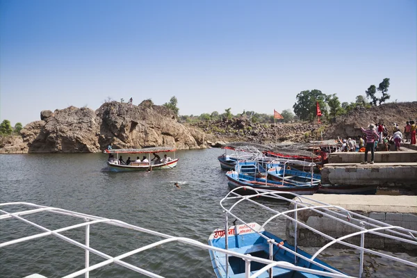 Turisté užívat jízdu lodí na řeky narmada — Stock fotografie