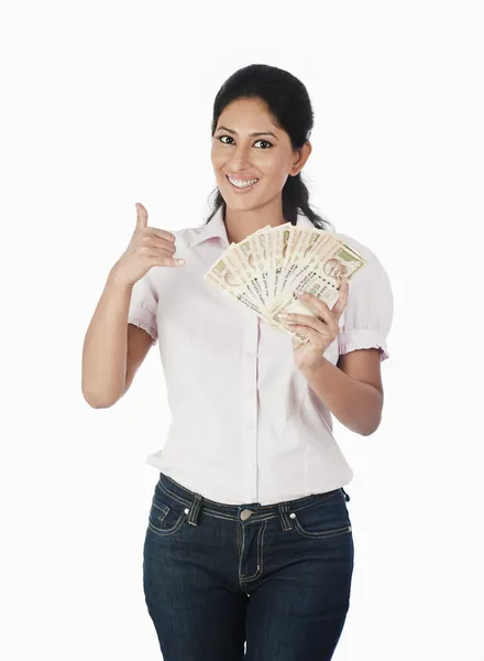 Mujer sosteniendo papel moneda india —  Fotos de Stock