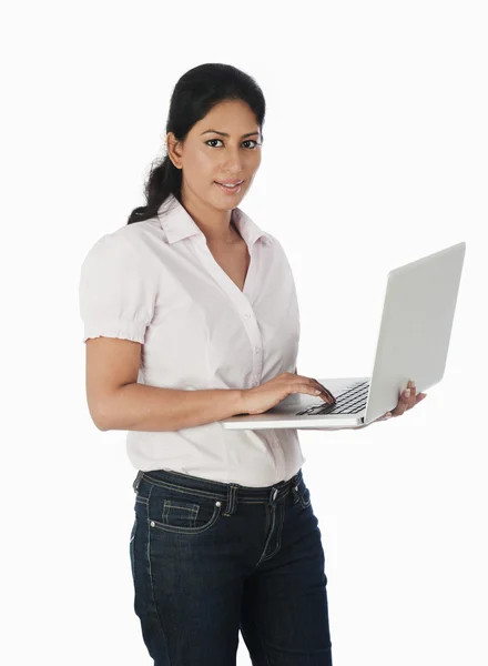 Mulher usando um laptop — Fotografia de Stock